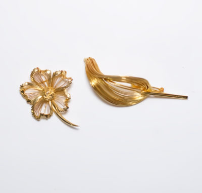 Vintage 60s/70s Gold Wire Flower and Leaf Brooch Set