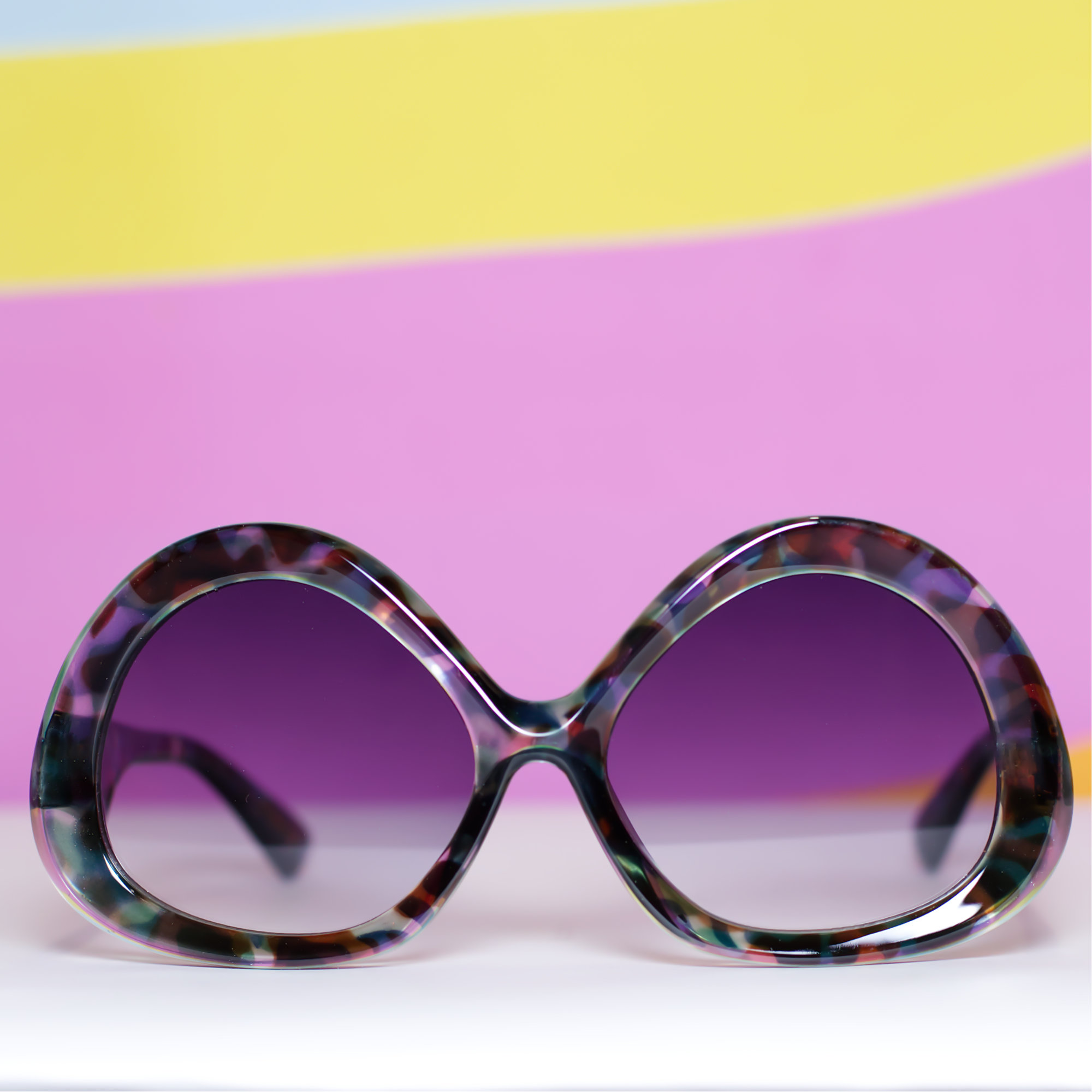 Retro Mod Rounded Oversized Sunglasses - Image 2
