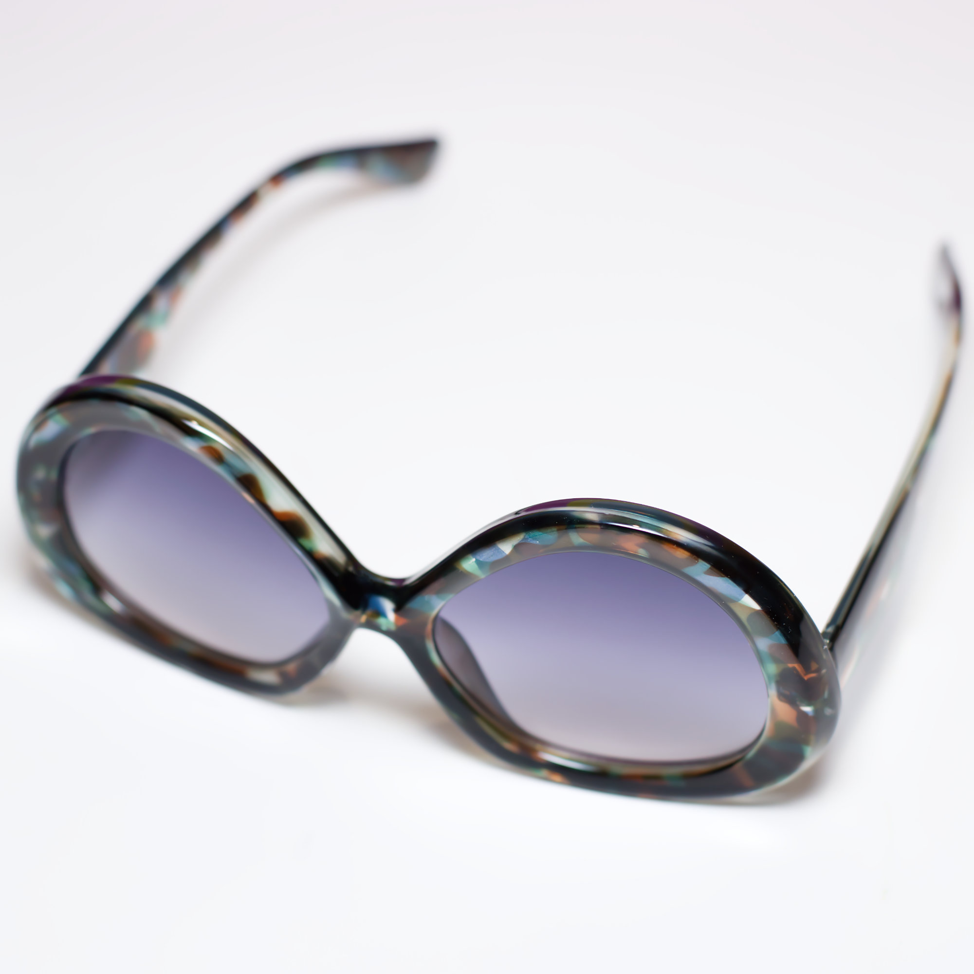 Retro Mod Rounded Oversized Sunglasses - Image 4