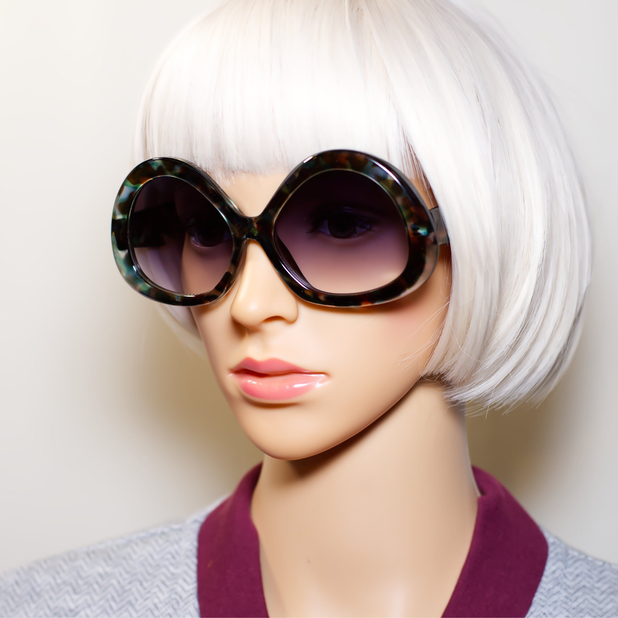 Retro Mod Rounded Oversized Sunglasses - Image 3